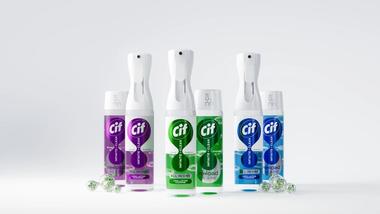 Das Bild zeigt drei Cif Reinigungsprodukte in Kunststoff-Sprühdosen mit den jeweiligen Nachfüllpackungen. Es gibt drei verschiedene Produktvarianten mit lilafarbenem, grünem und blauem Etikett.
