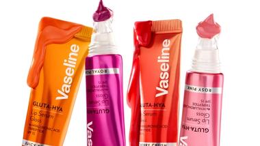 Vier Produkte aus dem Gluta-Hya-Lippensortiment von Vaseline. Die Verpackung ist rot und rosa vor weißem Hintergrund.