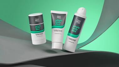 Drei Packungen Dove Men+Care Ganzkörperdeos: ein Stick, ein Spray und eine Creme. Die Verpackungen sind weiß, grau und grün.