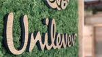 Unilever Schriftzug aus Holz auf Mooswand.